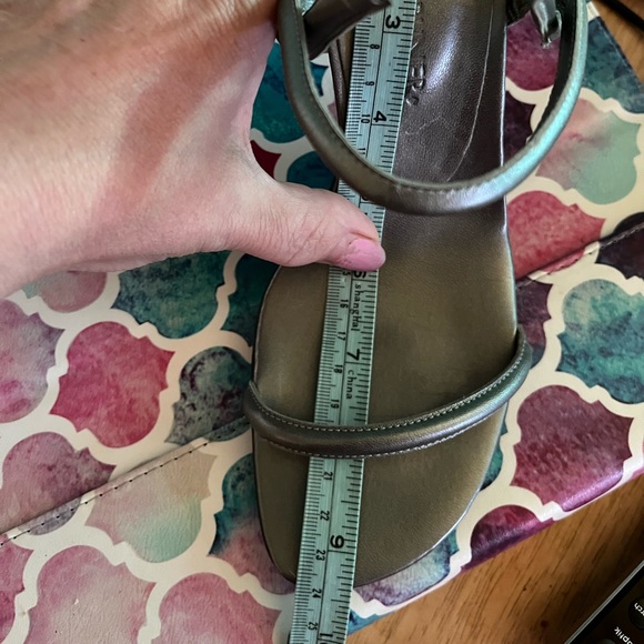 Donald J Pliner Silver Strappy-Twisted-Sling-Backs. Size 6M - Picture 9 of 10